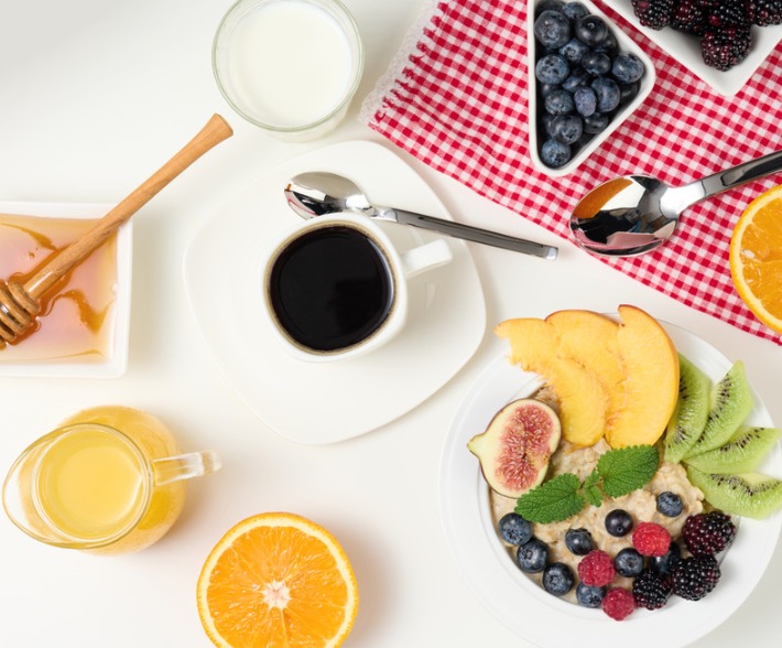 Mesa de café da manhã saudável com frutas, café e aveia
